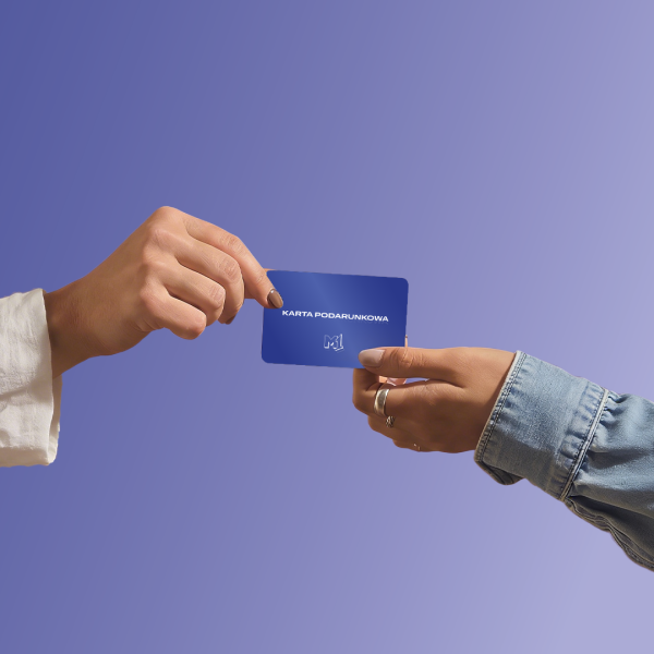 fioletowe tło, dwoje rąk trzymające kartę podarunkową