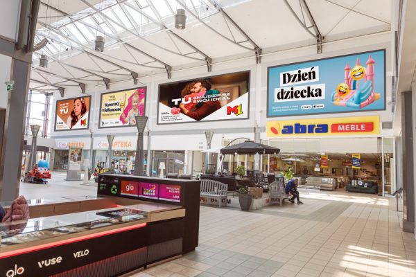 Cztery banery o wymiarach 8,5x5m, 8,5x5m, 11x5m oraz 8,5x5m o łącznej powierzchni 182,5 m2 zlokalizowane przy Auchan, Abra i JYSK.