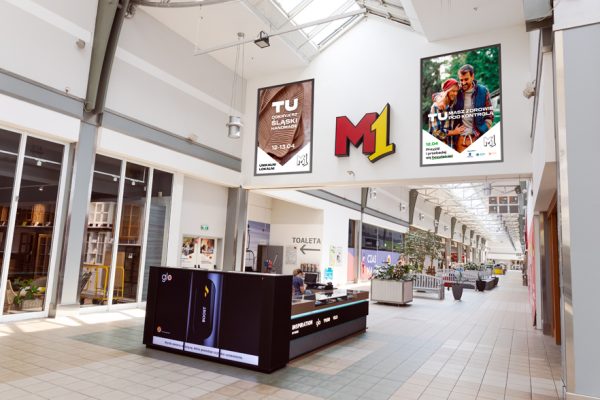Dwa banery o łącznej powierzchni reklamowej 12 m2 i wymiarach 2x3m znajdujące się przy sklepach JYSK, Abra i Auchan.