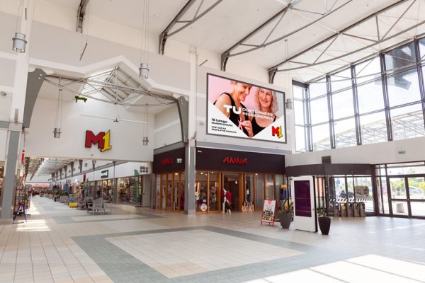Baner o wymiarach 8,5x5m i łącznej powierzchni reklamowej 42,5 m2 zlokalizowany przy Auchan, Abra i JYSK.