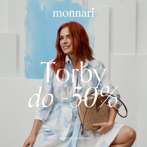 Grafika promocyjna marki Monnari przedstawiająca piosenkarkę Natasza Urbańska siedzącą w jasnym wnętrzu. Ma na sobie zwiewną sukienkę w biało-błękitny wzór i trzyma plecioną torebkę w naturalnym kolorze. Na grafice widnieje logo Monnari oraz informacja o promocji „Torby do -50%”. Całość utrzymana jest w lekkim, letnim i eleganckim stylu.