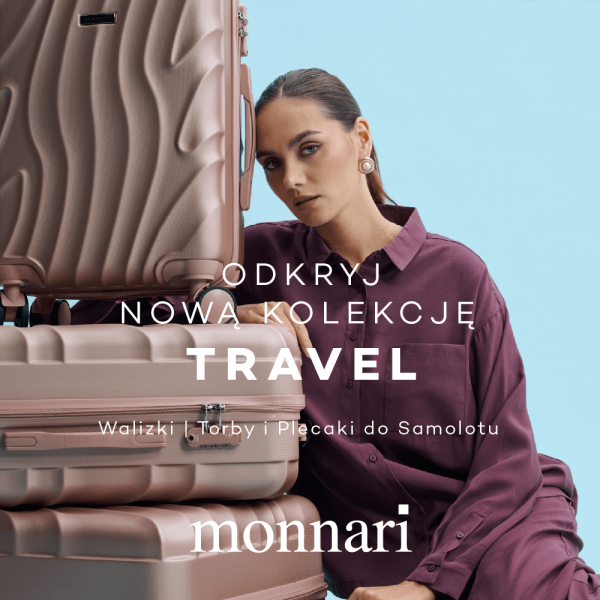 Kobieta w bordowej koszuli siedzi obok trzech różowobeżowych walizek. Na jasnoniebieskim tle napisy „Odkryj nową kolekcję Travel”, „Walizki, torby i plecaki do samolotu” oraz logo Monnari.