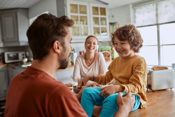 Wydarzenie zdrowie w centrum w CH M1. Tata, mama i dziecko spędzający miło czas w kuchni.